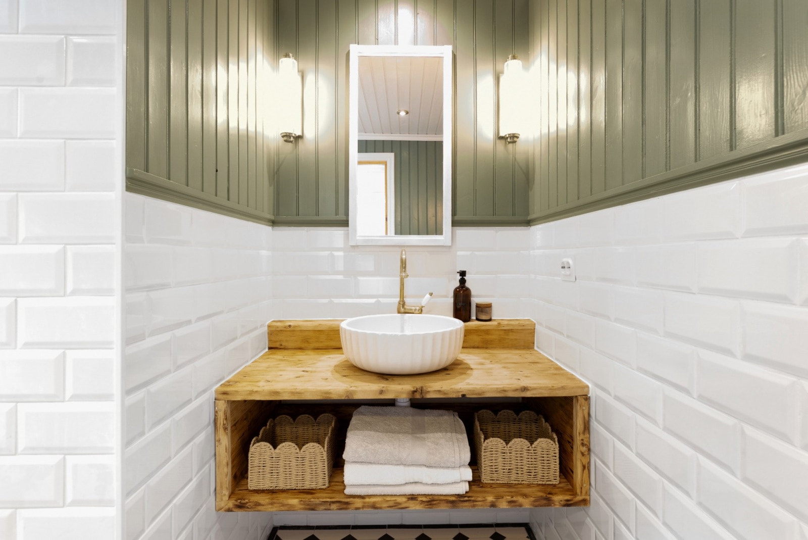 Dette badet er en moderne oase, utført med høy standard og kvalitetsmaterialer. Galleribilde