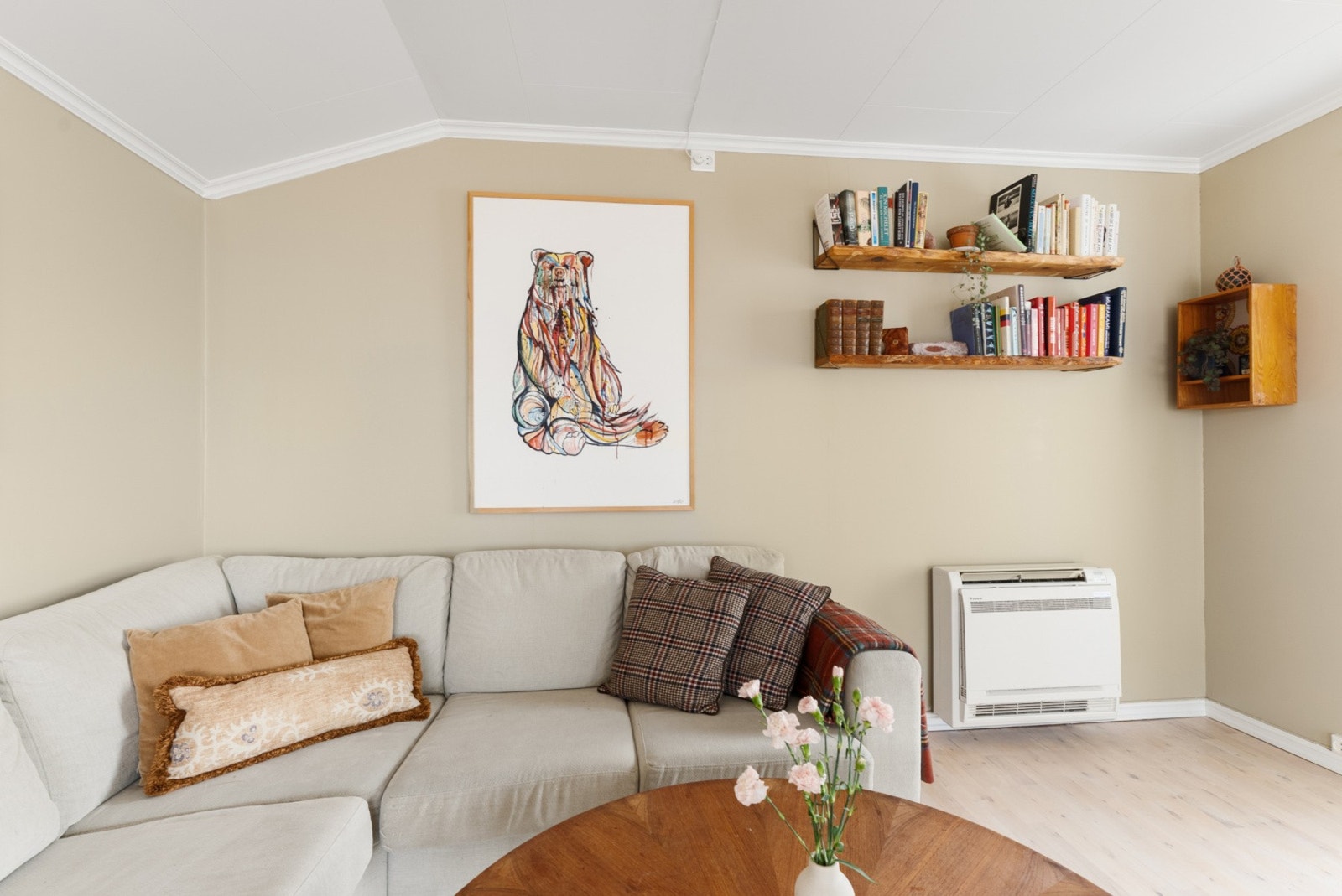 Boligen har gjennomgått betydelige oppgraderinger de siste årene, og stuen er intet unntak. Galleribilde