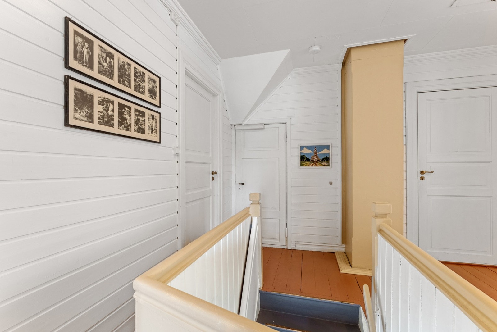 Fra gangen i loftsetasjen er det direkte utgang til en hyggelig balkong. Galleribilde