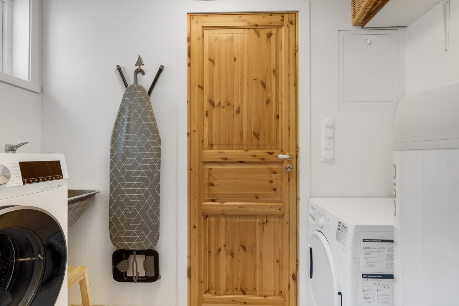 Enkelt rom med opplegg for vaskemaskin Galleribilde