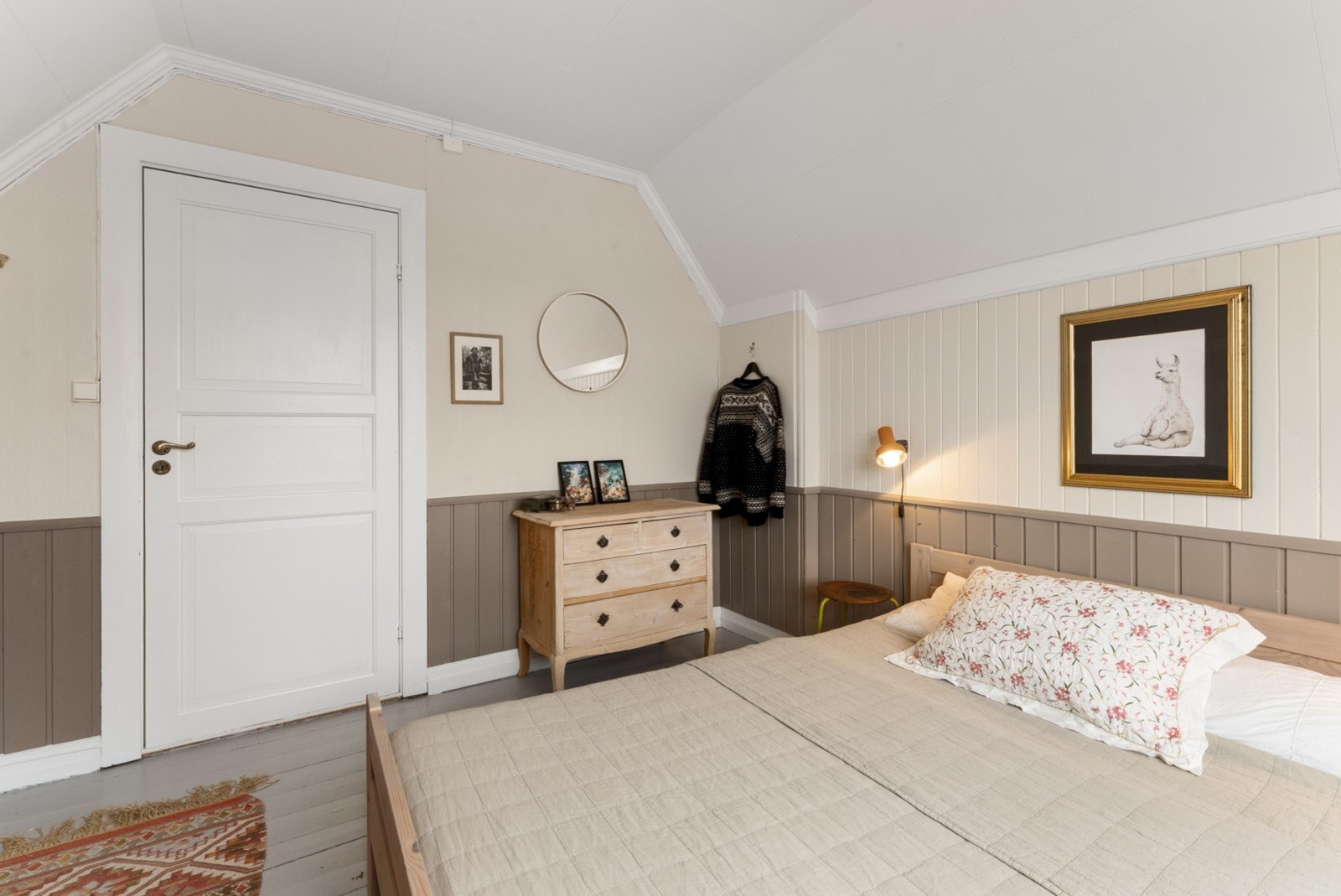 Et gjennomgående og sjarmerende trekk ved etasjen er de vakkert restaurerte, originale tregulvene. Galleribilde