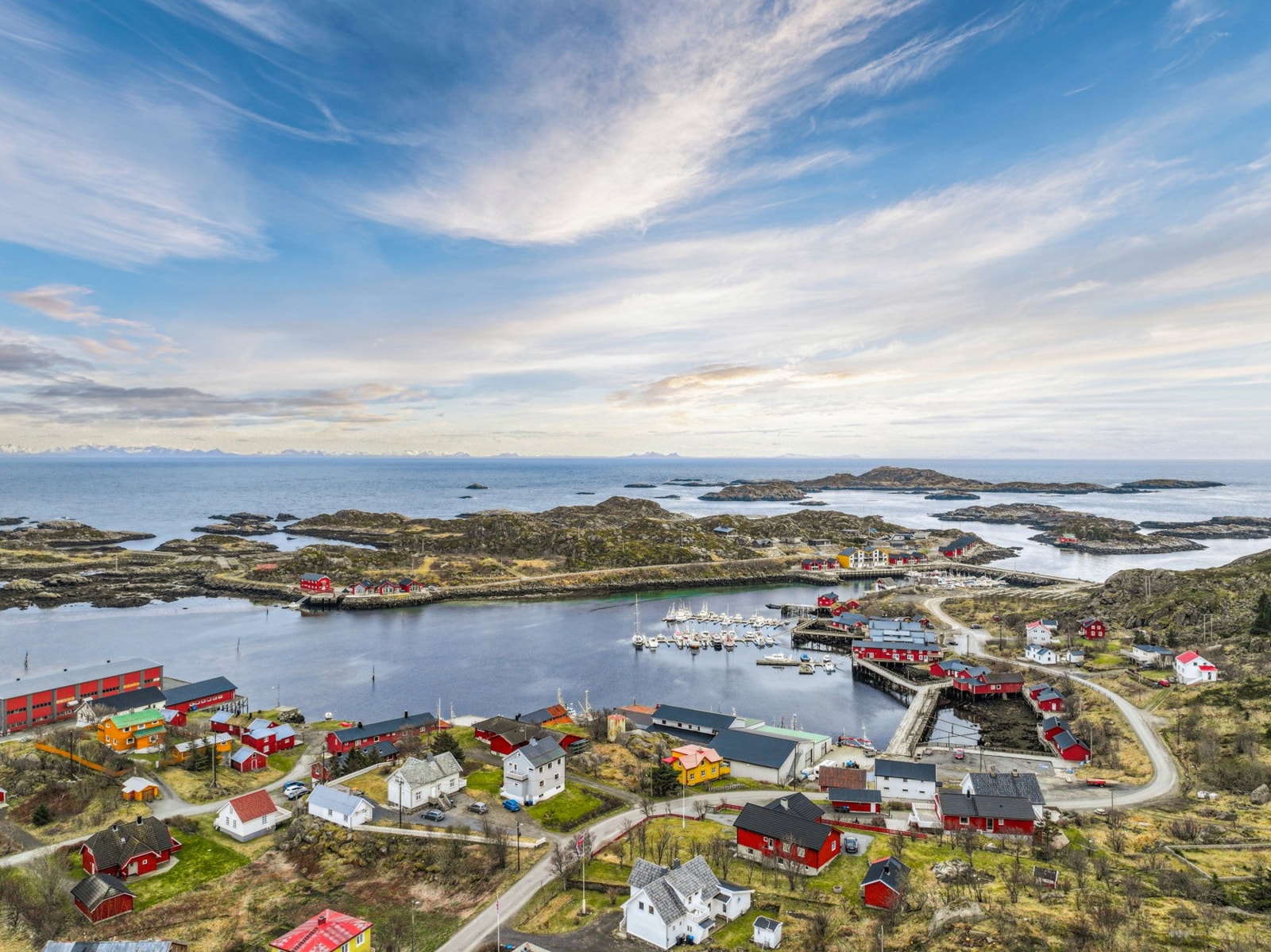 De daglige innkjøpene kan gjøres på Joker Ballstad, som ligger ca. 3,5 km fra boligen. For et bredere utvalg av butikker og servicetilbud, er det ca. 13 minutters kjøretur til Leknes sentrum. Galleribilde
