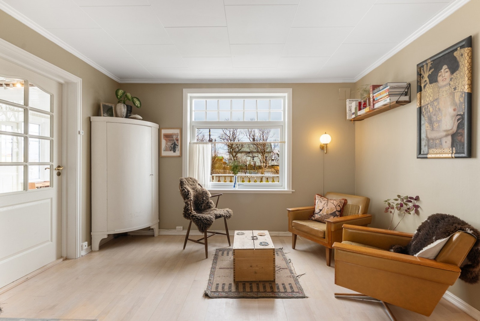 Rommet er generøst i størrelse og har en smart og fleksibel planløsning som deler arealet inn i to tydelige soner. Galleribilde