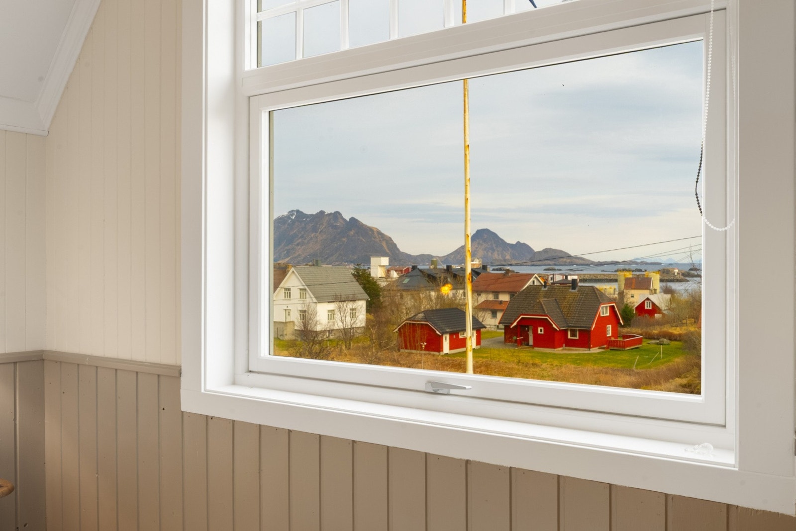 Utsikten over nærområdet inkluderer både fjell og sjø. Galleribilde