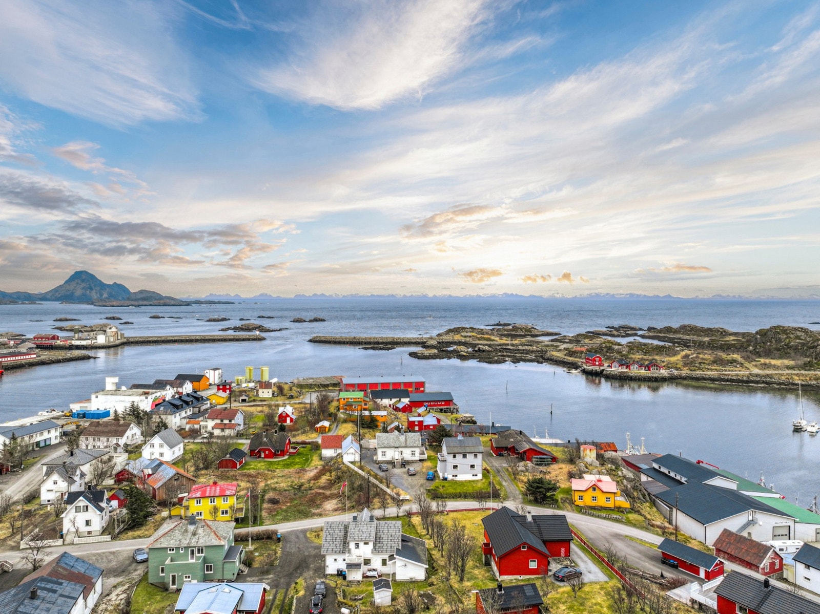 Eiendommen er beliggende i Kræmmervikveien på Ballstad i Vestvågøy kommune. Galleribilde