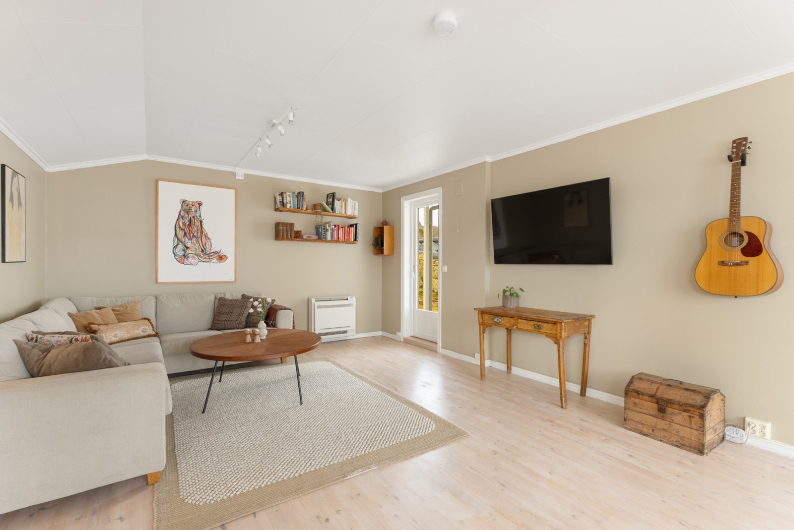 Hoveddelen av stuen er designet for avslapning og hygge, med rikelig plass til en stor og komfortabel sofagruppe hvor hele familien kan samles. Galleribilde