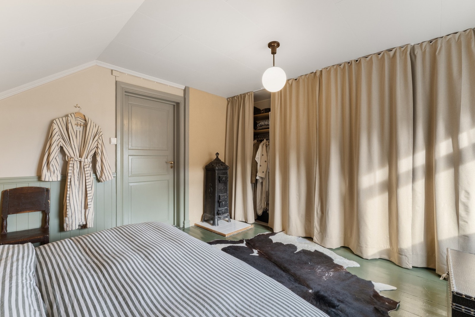 Her er det god plass til seng og godt med oppbevaring. Galleribilde