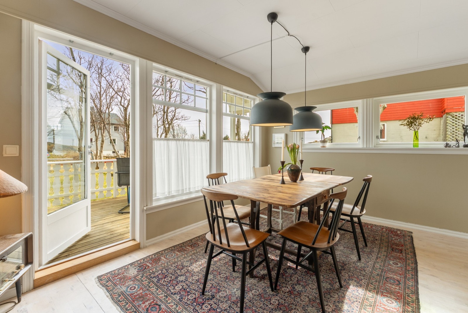 Her er det god plass til både en stor sofagruppe og et spisebord for hyggelige sammenkomster med familie og venner. Galleribilde