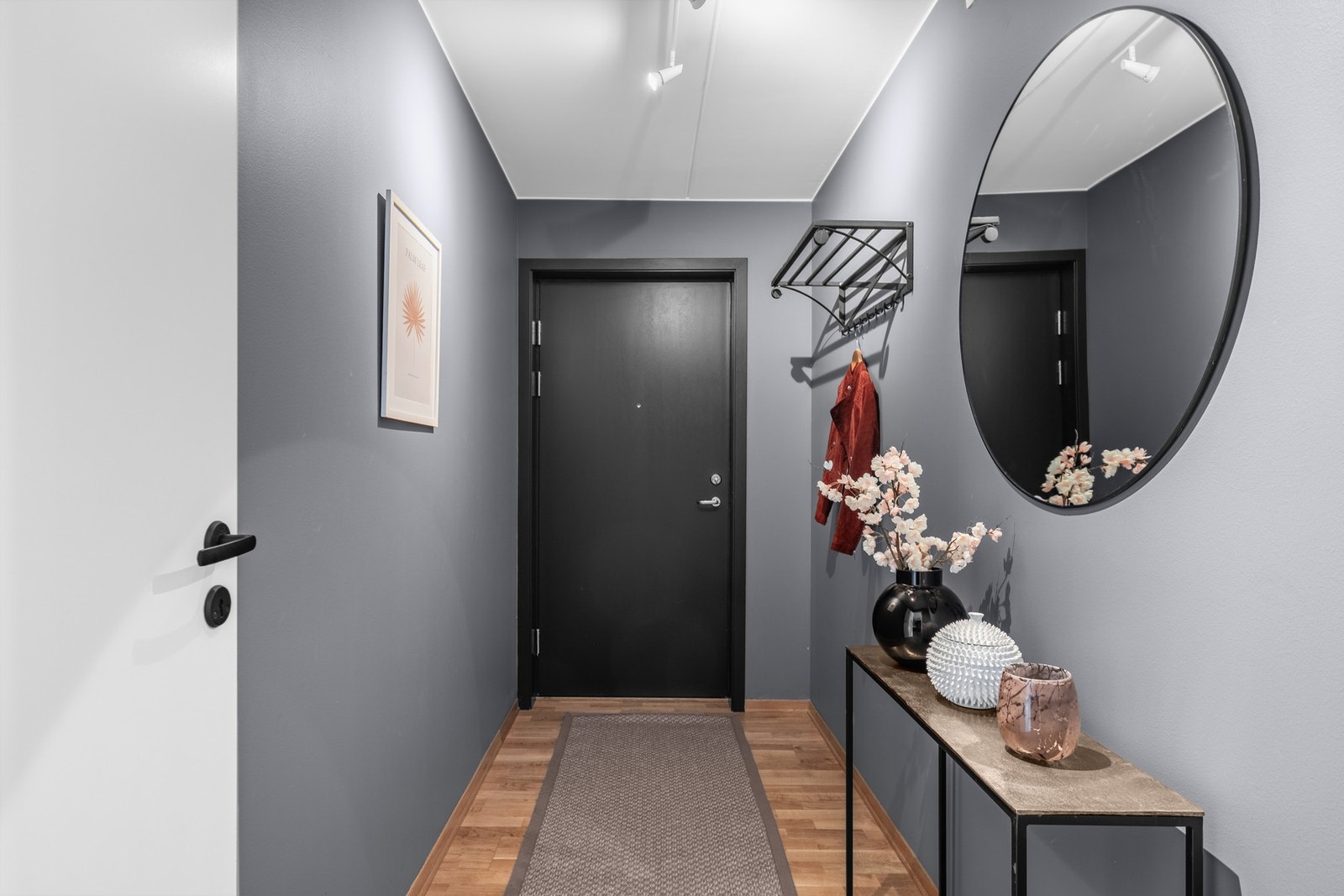 I entrèen er det plass til å sette inn garderobeskap om du ønsker det Galleribilde
