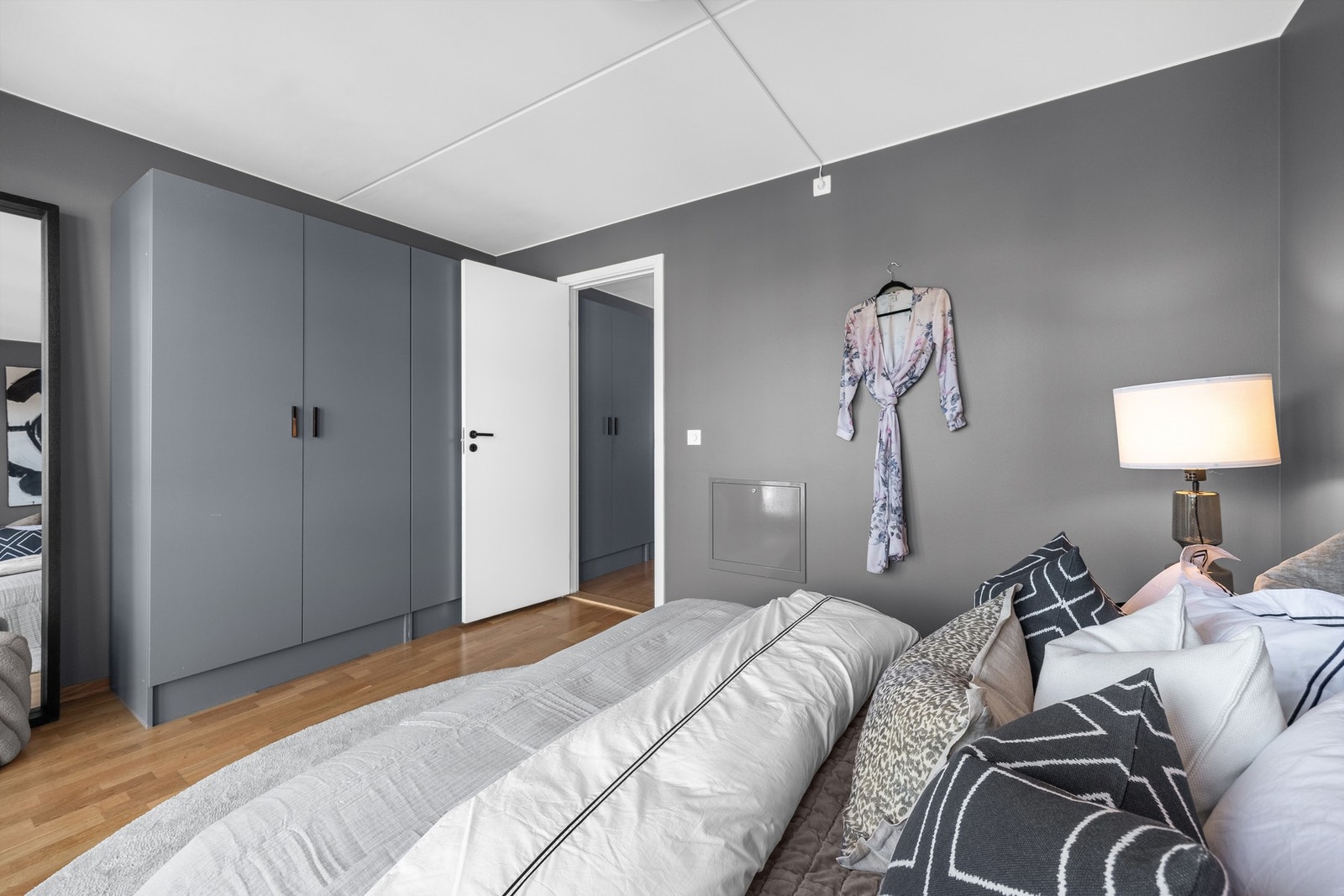 Soverommet er utstyrt med garderobeskap Galleribilde