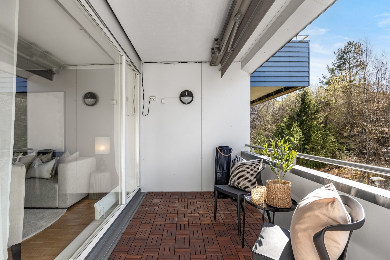 Balkongen, på ca 8 kvm, forlenger stuen hele sommerhalvåret. Her ute er det god plass til å både utemøbler og grill Galleribilde