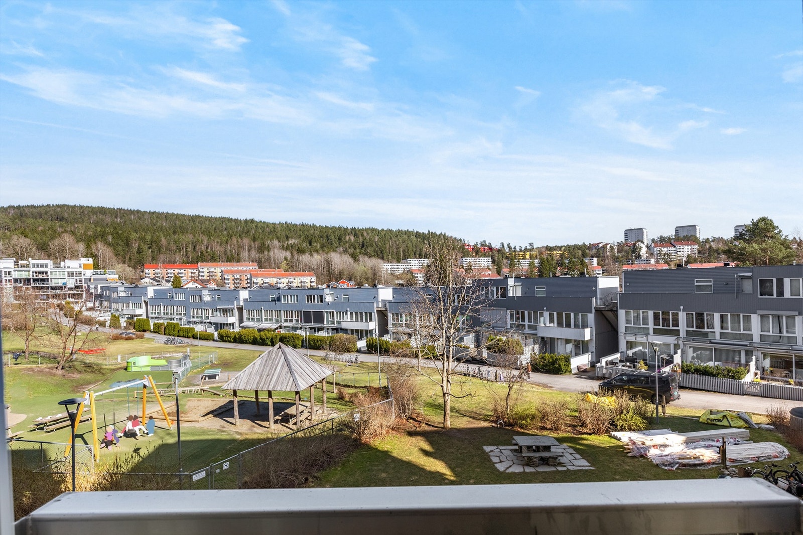 Utsikten fra soverommet inn mot sameiets flotte parkområde. Galleribilde