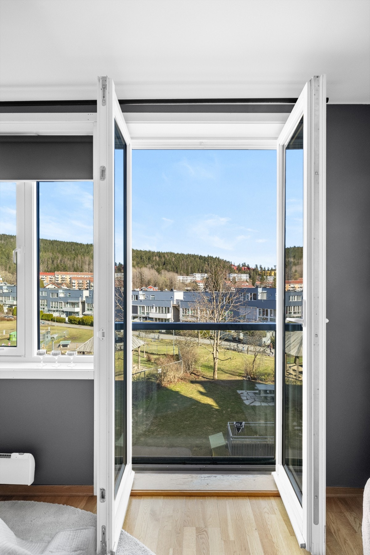 Fransk balkong slipper inn både flott lys og behagelig luft Galleribilde