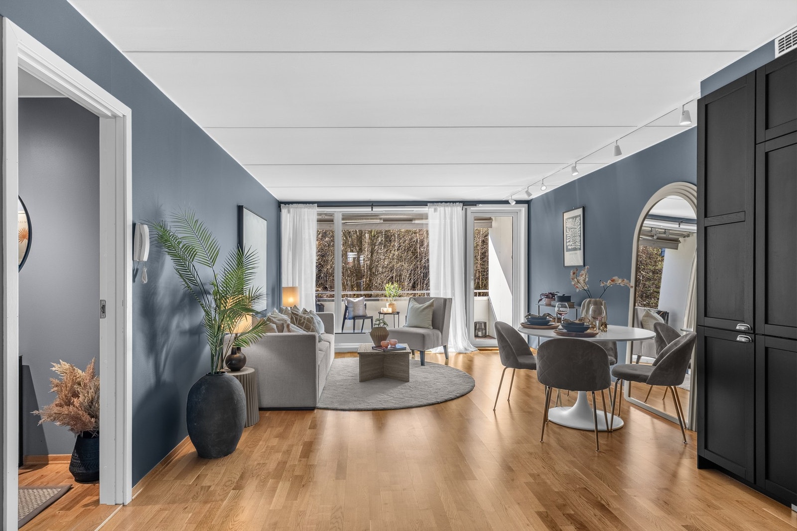 Lys, inviterende stue med store vindusflater og gode innvendige lysforhold. Galleribilde