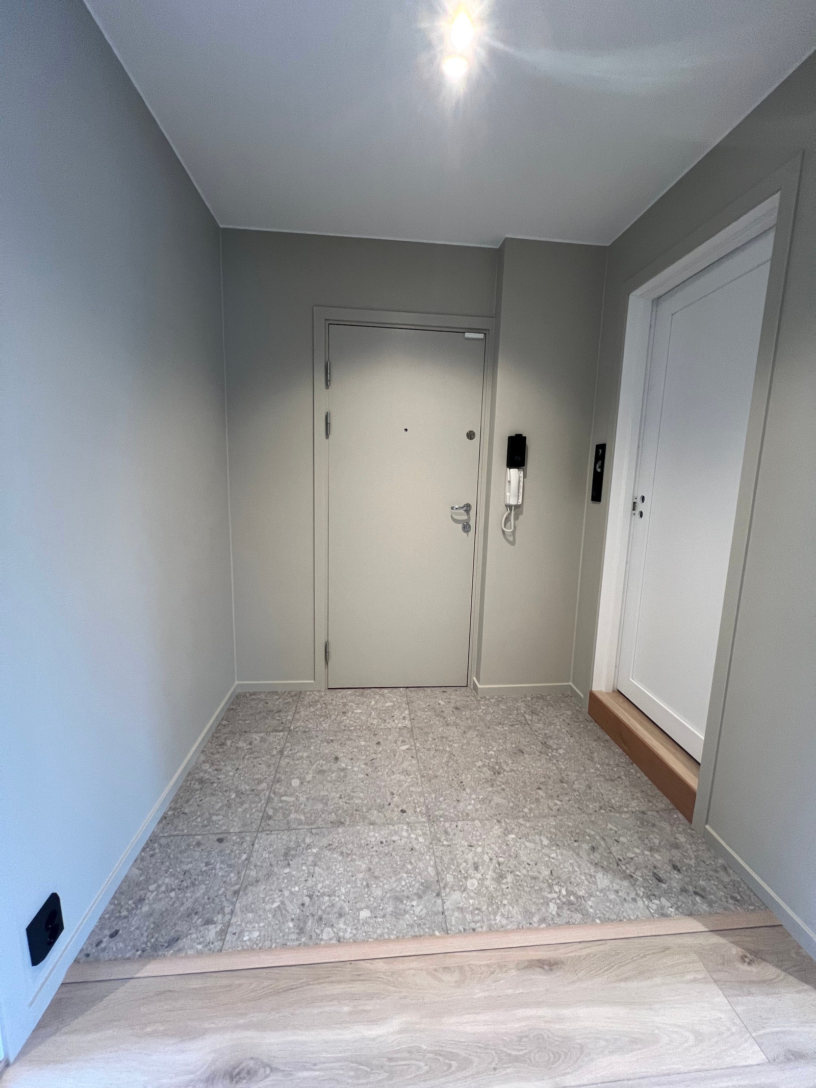 Flislagt entré med varme i gulvet. Galleribilde