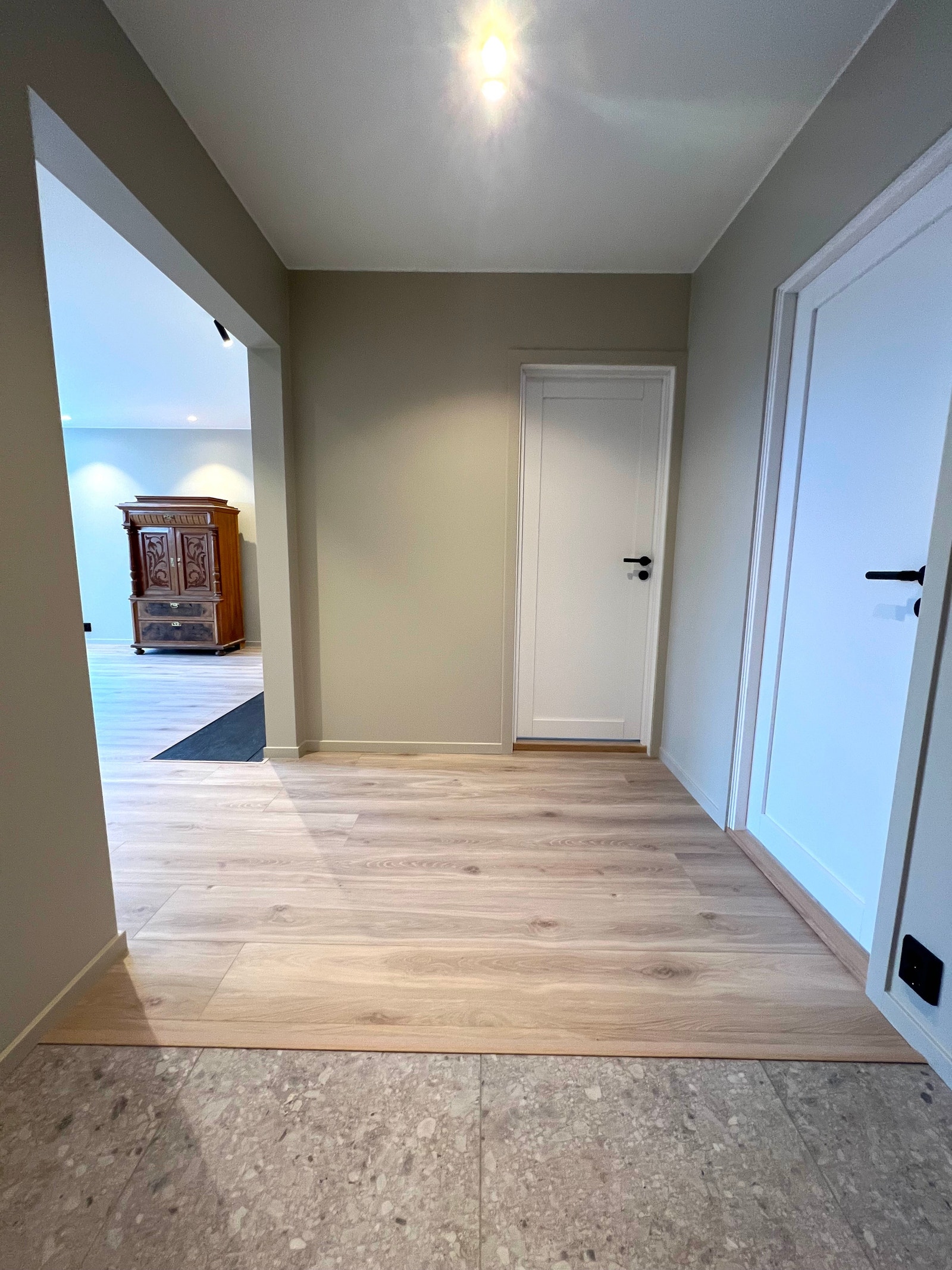 Flislagt entré med varme i gulvet. Galleribilde