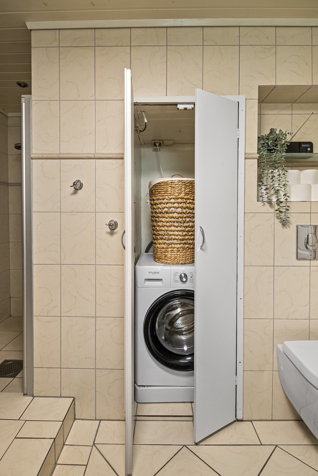 Meget praktisk rom til vaskemaskinen Galleribilde