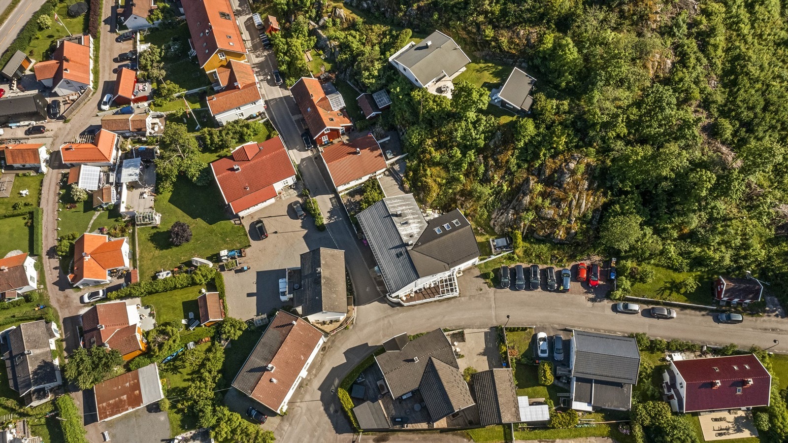 Oversikt over tomten, kort vei til parkeringsplassen Galleribilde