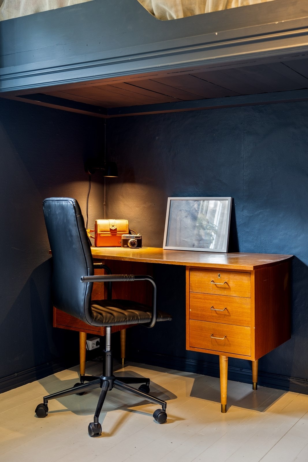 Skrivepulten har god plass under sengen Galleribilde