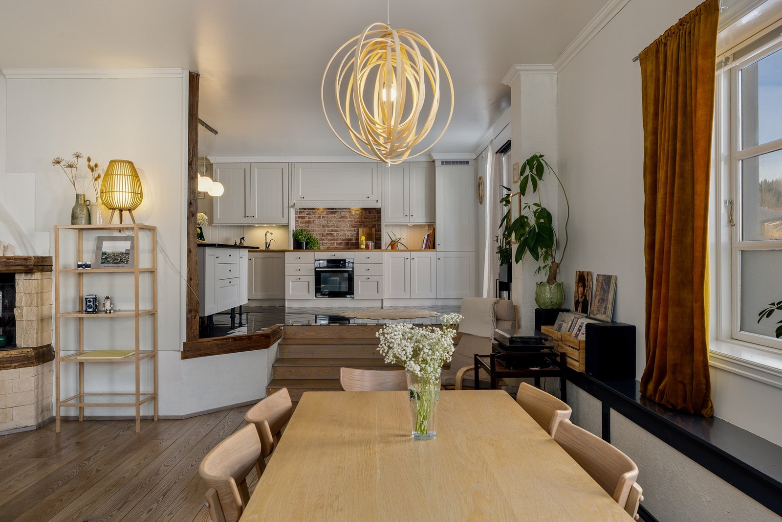 Delvis åpen løsning mot stuen Galleribilde