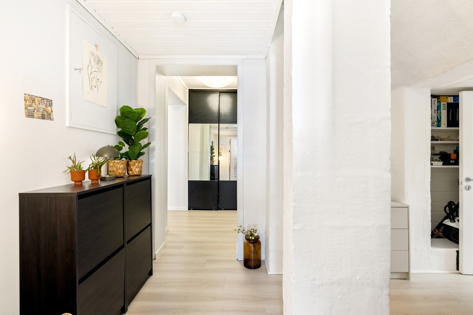 Nyoppusset entre med lagringsplass i skyvedørsgarderobe Galleribilde