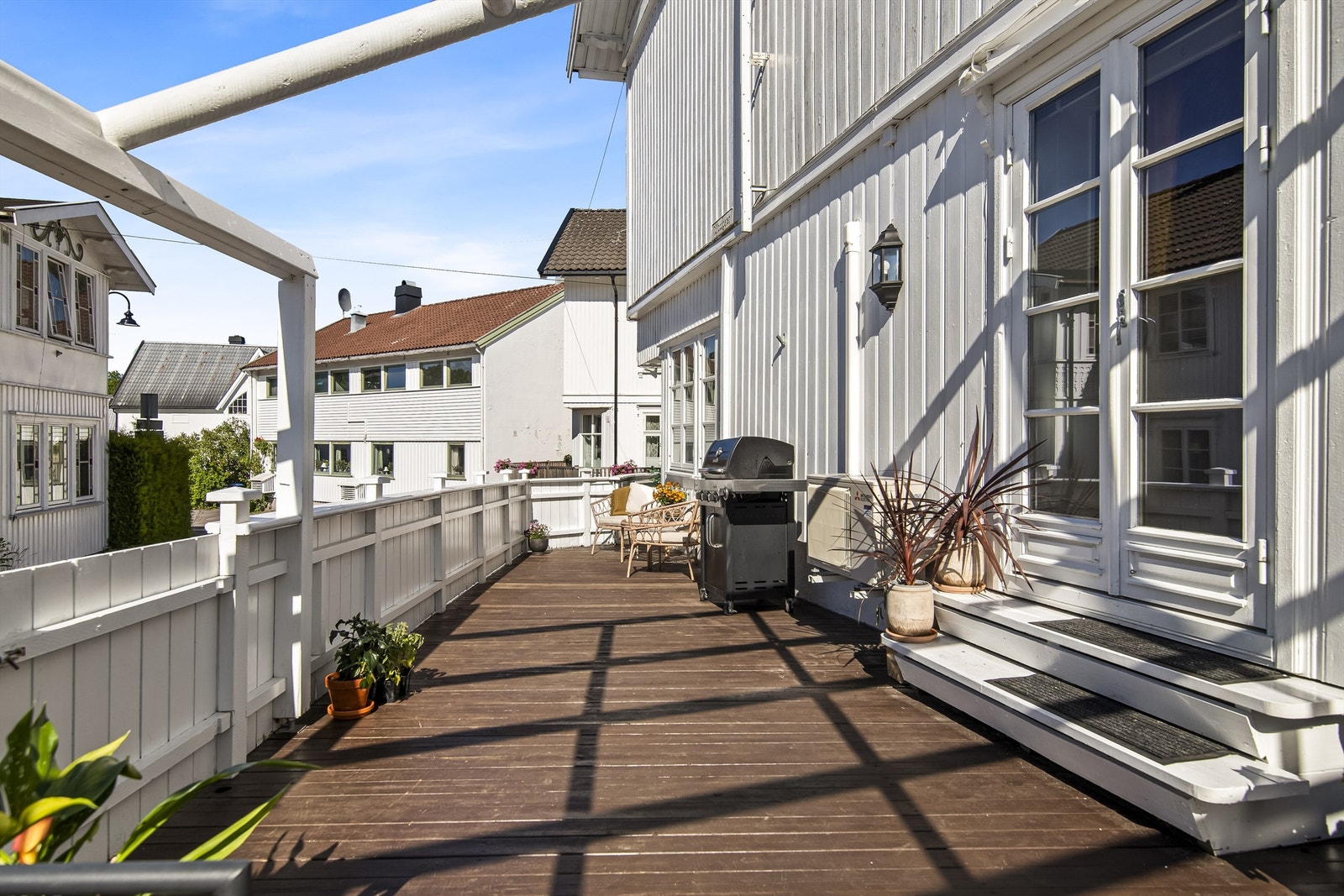 Terrassen har utgang fra kjøkkenet Galleribilde