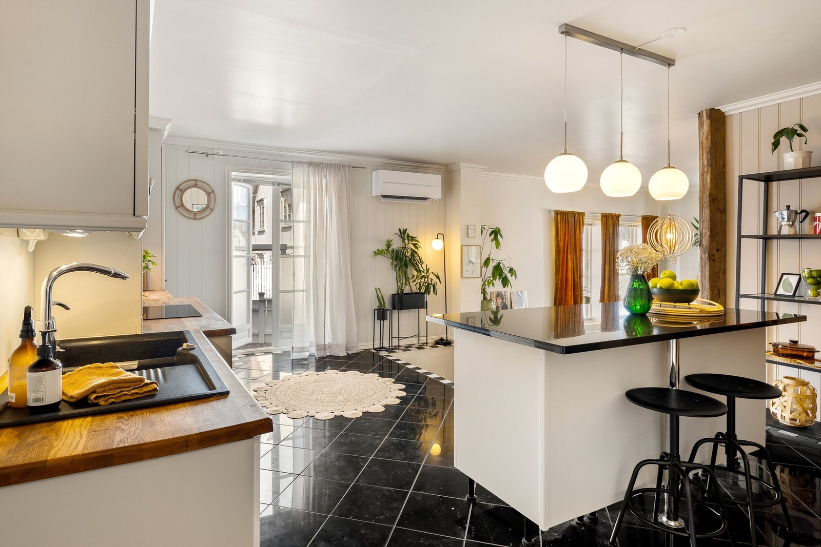 Flislagt kjøkken med utgang til terrassen Galleribilde