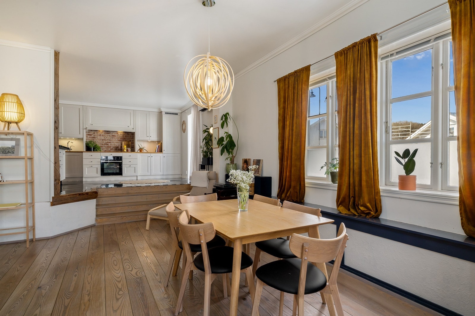 Kjøkkenet og stuen gir en luftig atmosfære Galleribilde