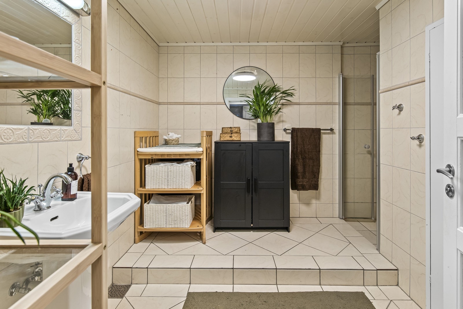 Flislagt bad med varme i gulvet Galleribilde