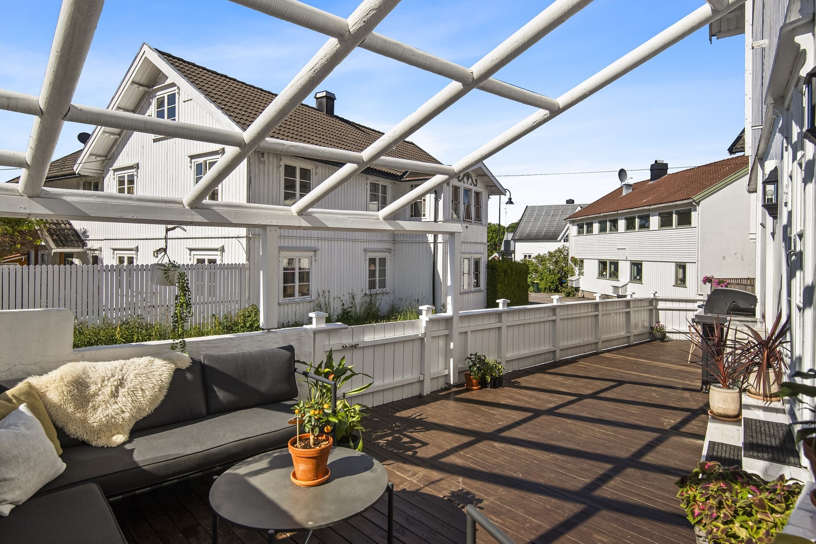 Terrassen er meget praktisk med mulighet fr å montere tak over pergolaen Galleribilde