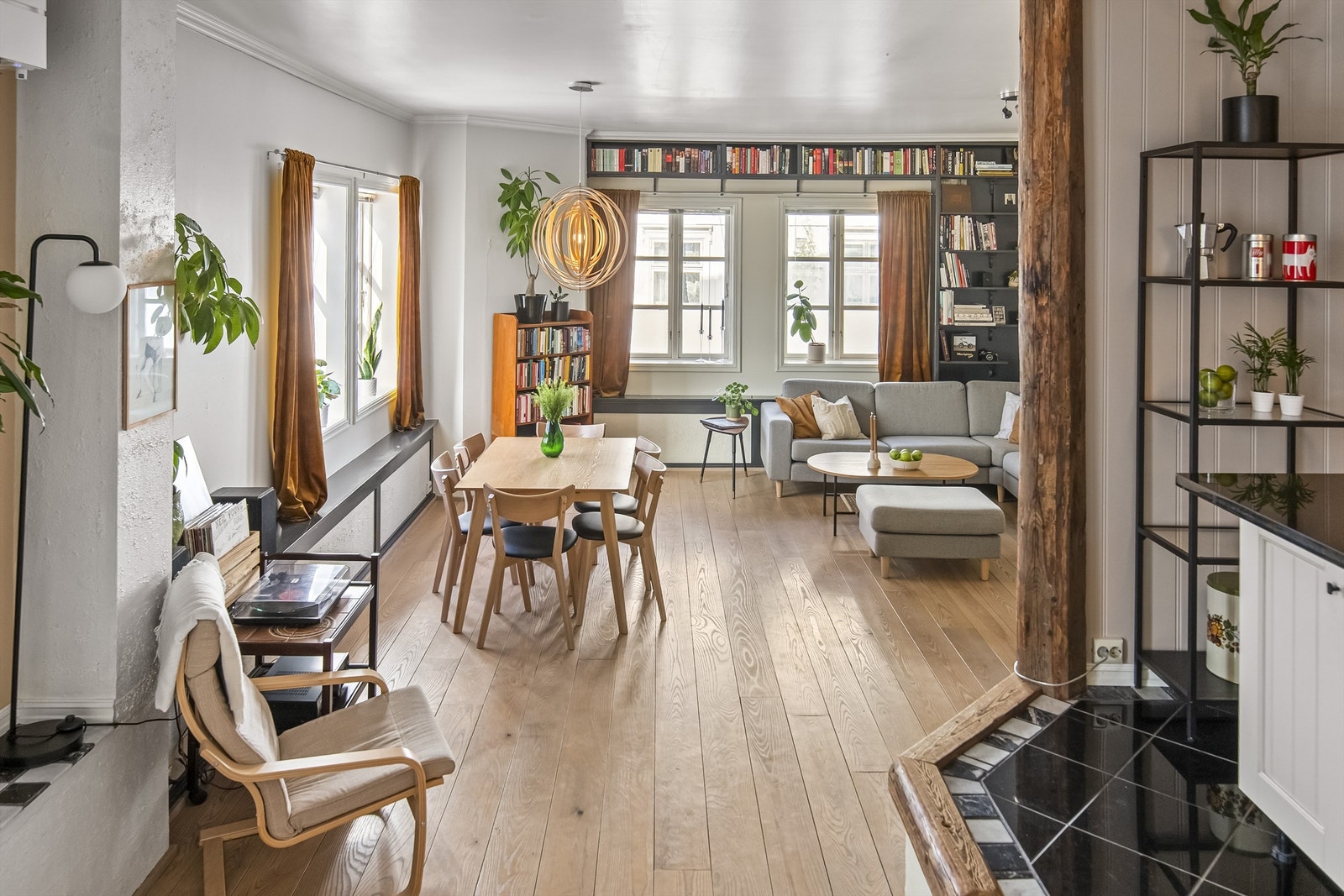 Kjøkkenet ned mot stuen Galleribilde