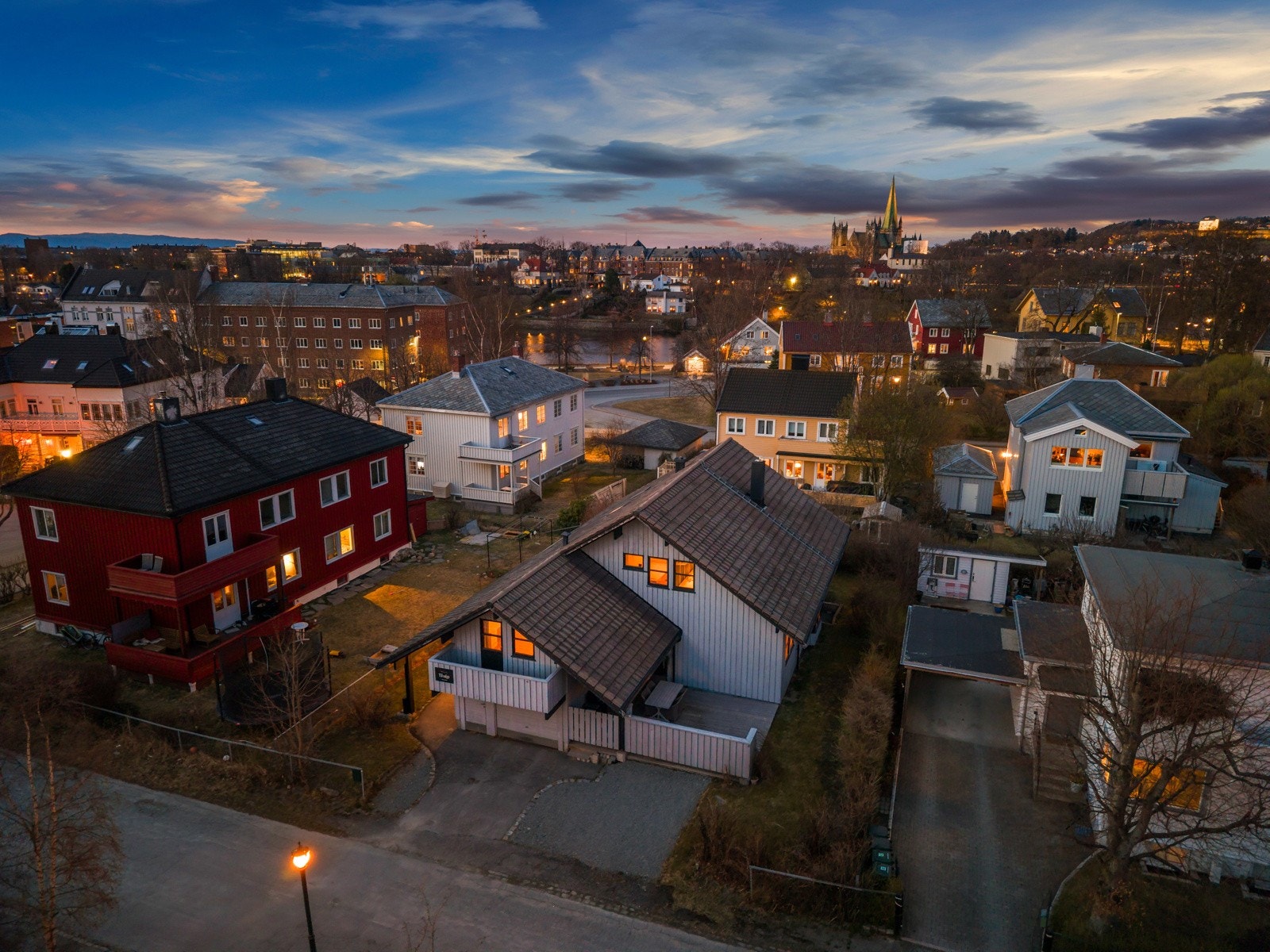 Velkommen til Gautes gate 12, en meget romslig enebolig med utmerket sentrumsnær beliggenhet. Galleribilde