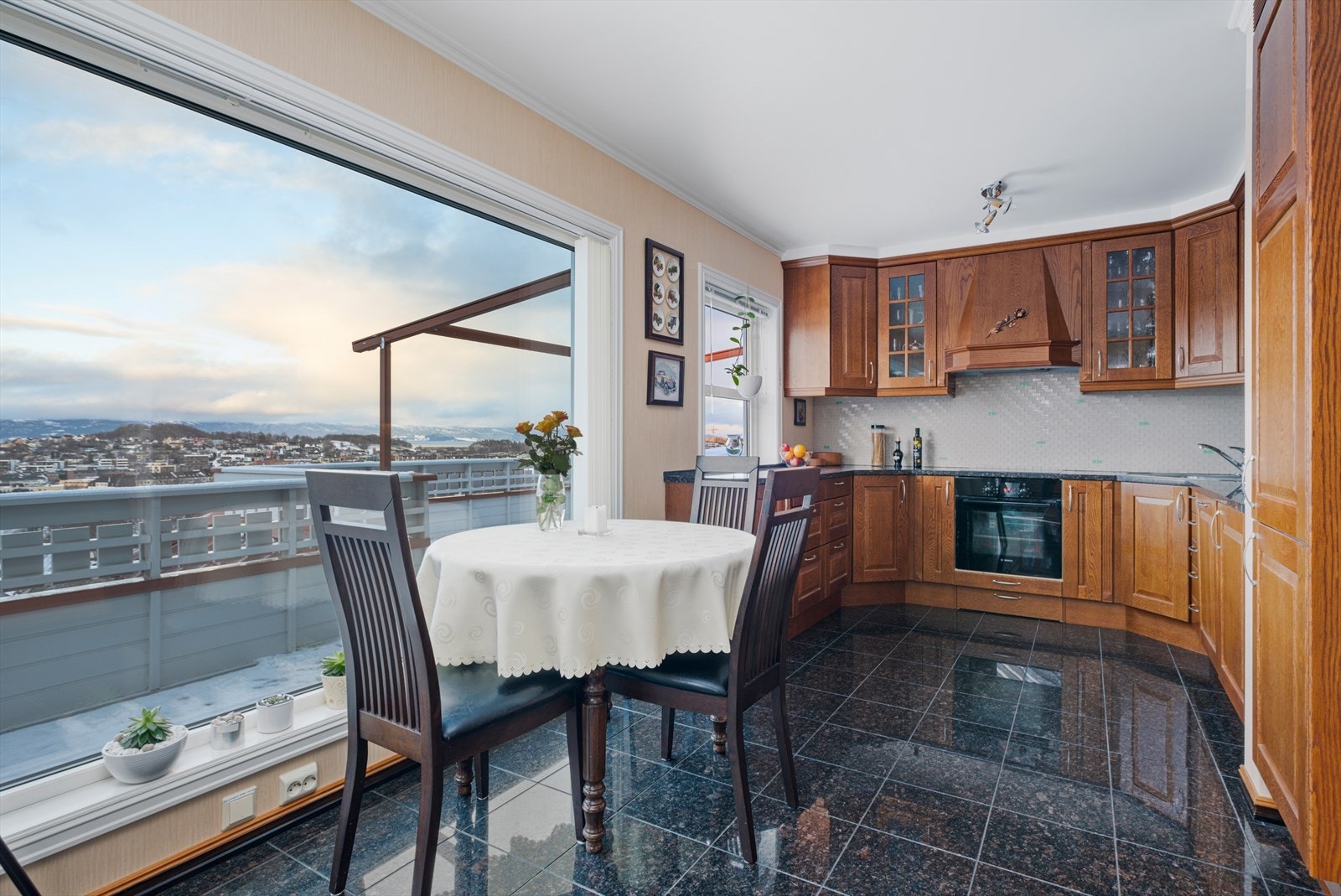 Kjøkkenet i hoveddelen og til begge hybelleilighetene er vurdert til TG1 av takstmann og fremstår i god teknisk standard. I 2009 ble det lagt varmekabler i gulv, indisk granittflis, glassfliser over benk + dimbare downlights og kanalvifte CK-125-C montert Galleribilde