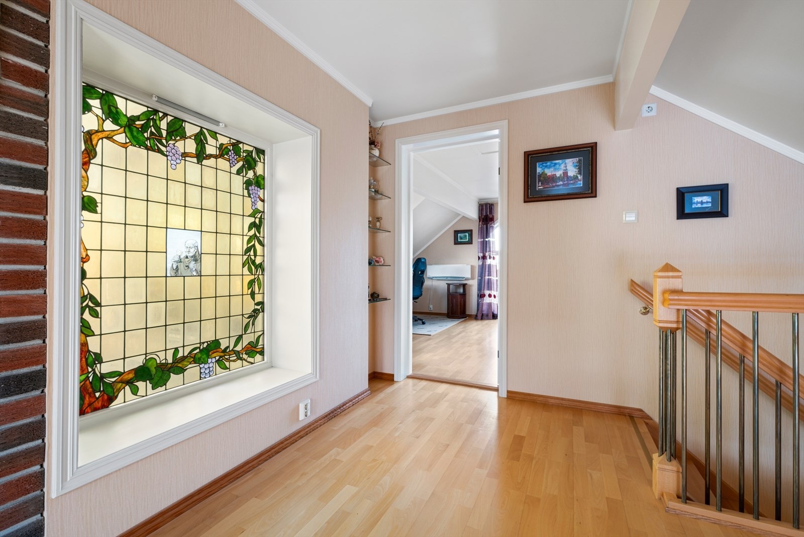 Som flere steder i boligen får du også et lekkert vindu av glassmaleri i blyinnfatning. Nye innvendige trapper fra 2006 utført av Trappa AS. Galleribilde