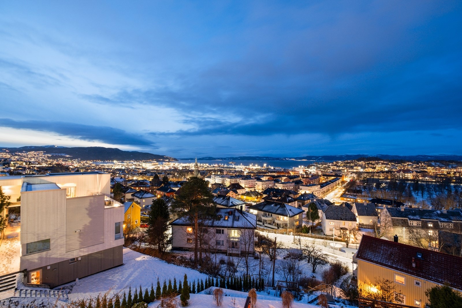 Fantastisk utsiktsbilde fra kveldstid! Galleribilde