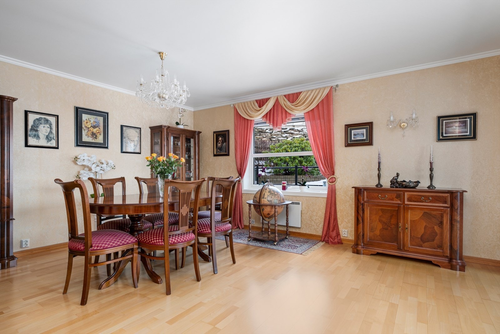 Spisestuen byr på gode møbleringsalternativer og ligger praktisk til i en delvis åpen løsning mellom kjøkken. Galleribilde