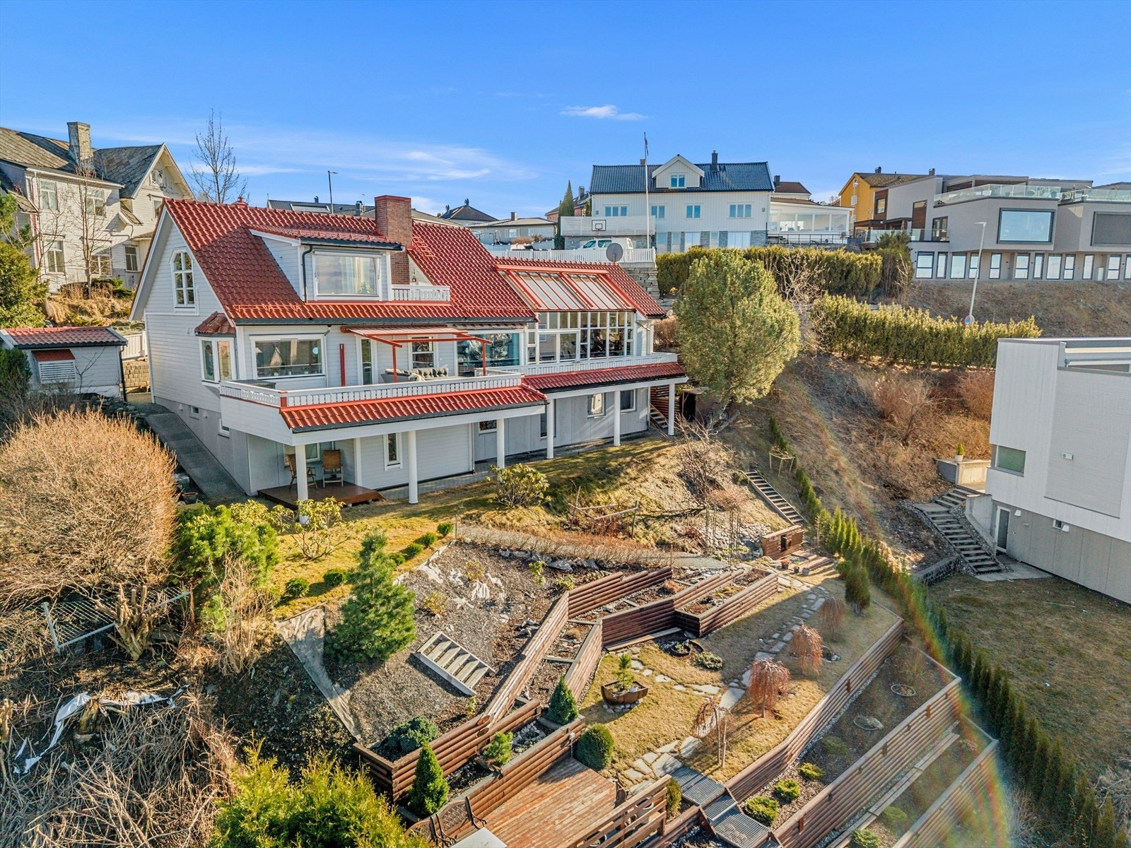 Tomten er på romslige 990m² og har en vakker hage med fantastisk utsikt. Galleribilde