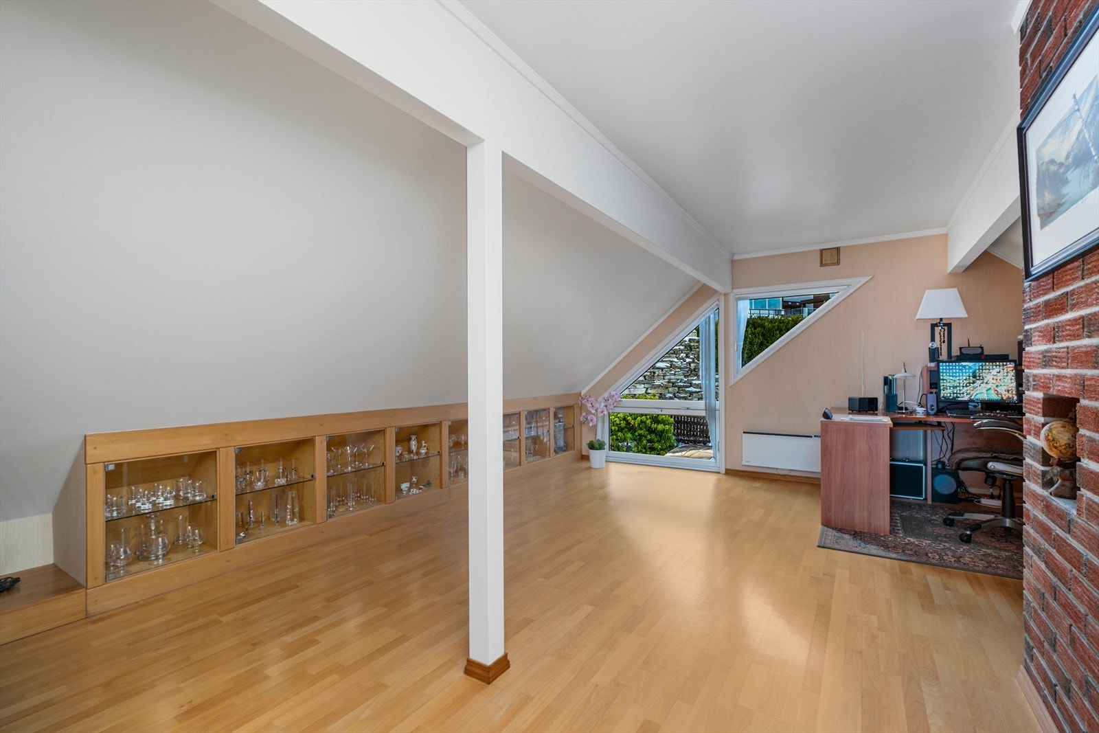 Soverommet på hele 22,5m² kan lett ved installasjon av lettvegg endres til to soverom, for tiden er dette brukt som hjemmekontor Galleribilde