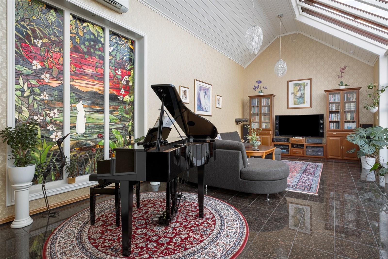 Stuen byr også på en stor takhøyde som bidrar til en enda luftigere atmosfære. Se også blyglass vindu som selger selv har laget! (faglært) Galleribilde