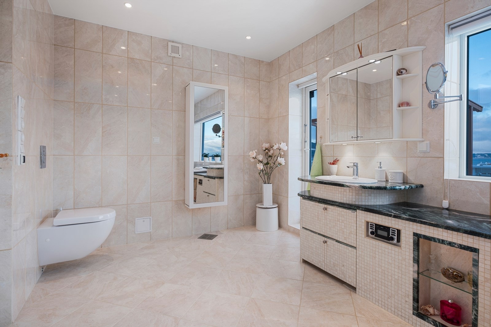 Her får du et bad som er innredet med servant, veggmontert toalett, dusjhjørne med glassdør og integrert boblebad. Du får også dør ut til den flotte balkongen. Galleribilde