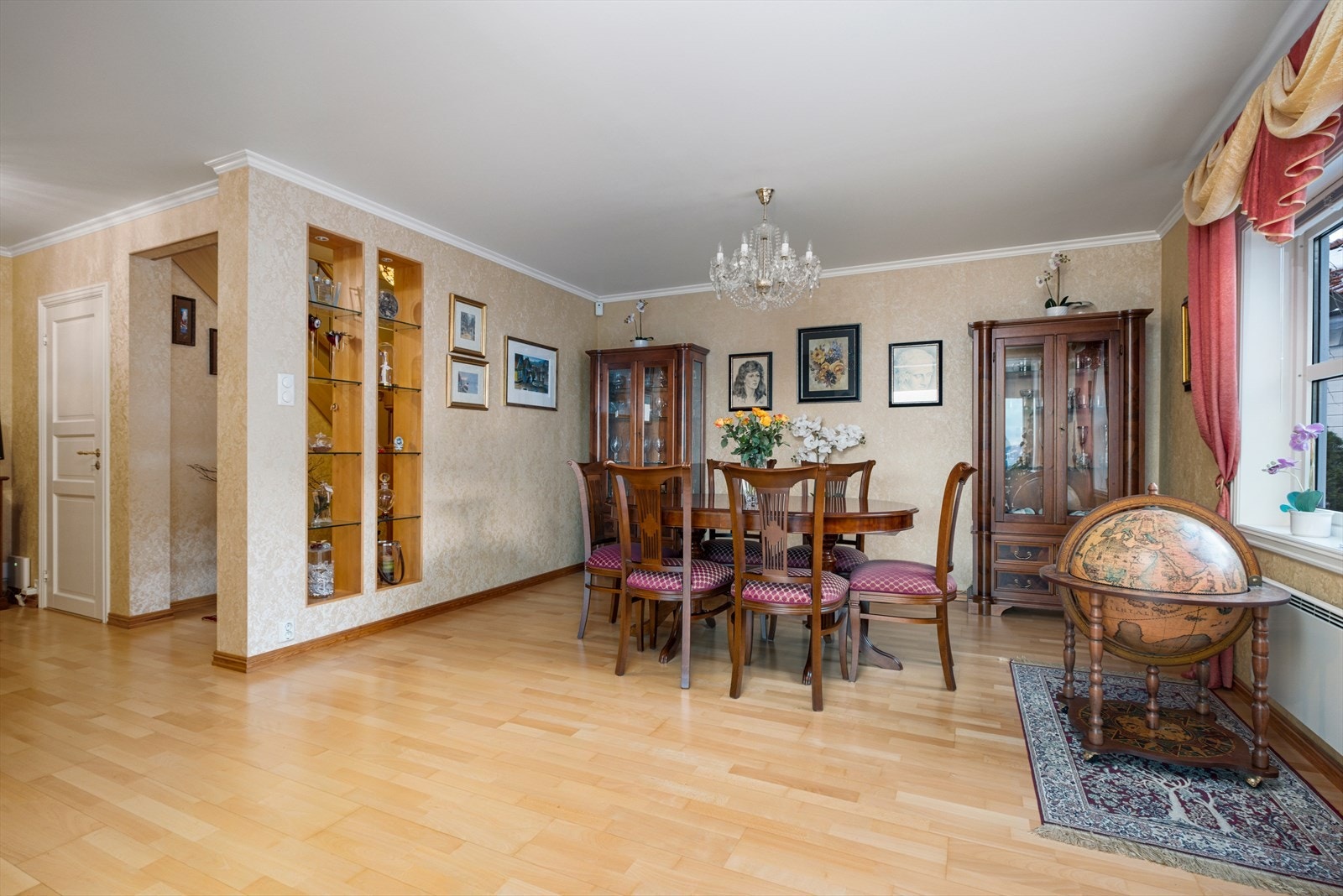 I tillegg til entreen på 6m² får du et omkledningsrom på 6,5m², som byr på rikelig med oppbevaringsplass. Galleribilde