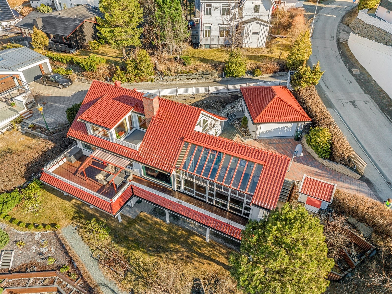 Eneboligen består av en hoveddel og per i dag 2 hybelleiligheter med muligheter for utleie. Galleribilde