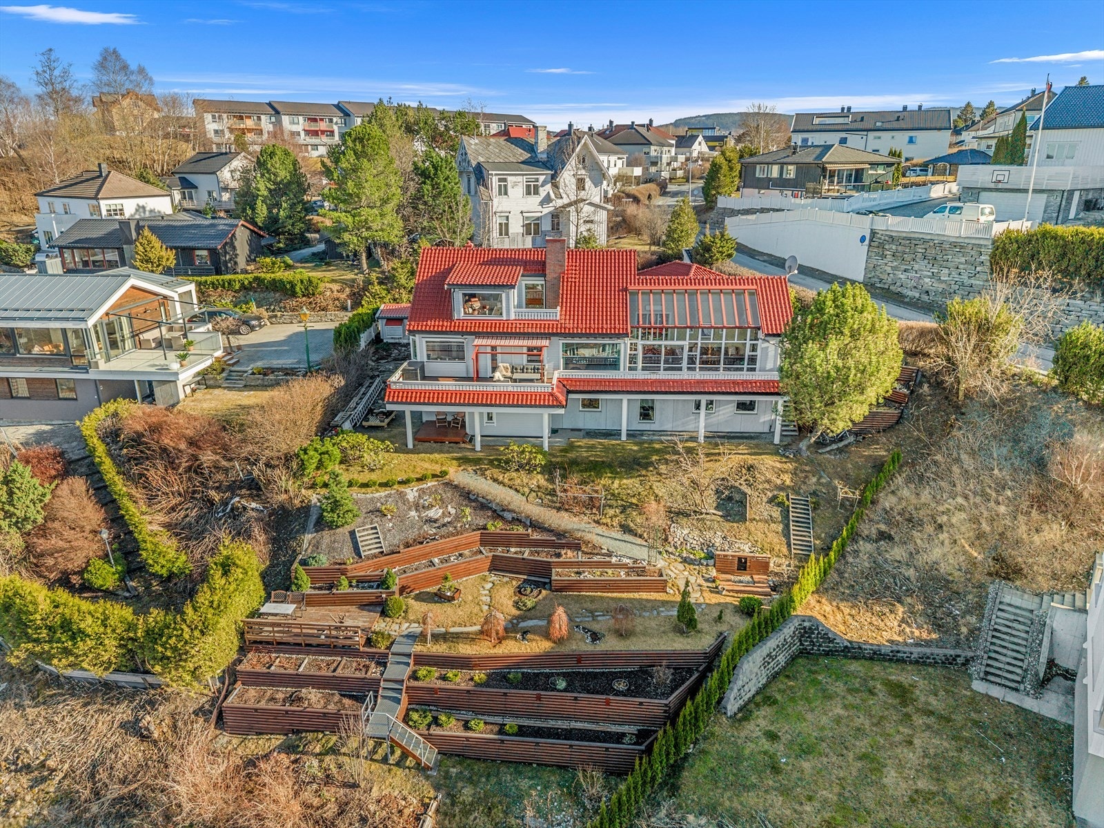 Boligen har en sentral beliggenhet og har kort avstand til sentrum og Solsiden, som byr på gode shoppingmuligheter, bredt utvalg av spisesteder, kollektivtransport, treningssenter og ikke minst skoler- og barnehager mm. Galleribilde