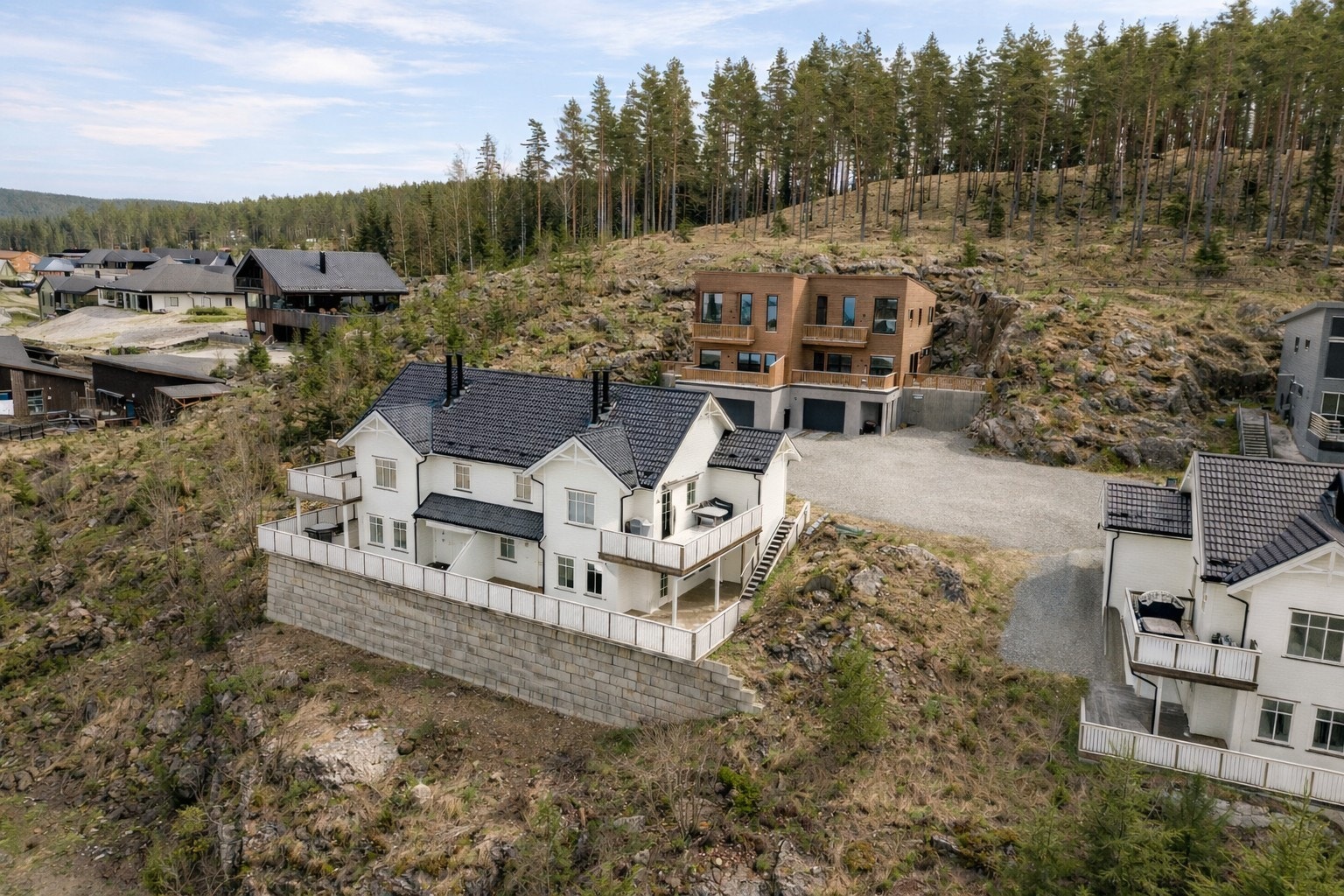 EMERA Eiendomsmegling ved Solveig Granlund har gleden av å presentere Festningslia 5B! Galleribilde