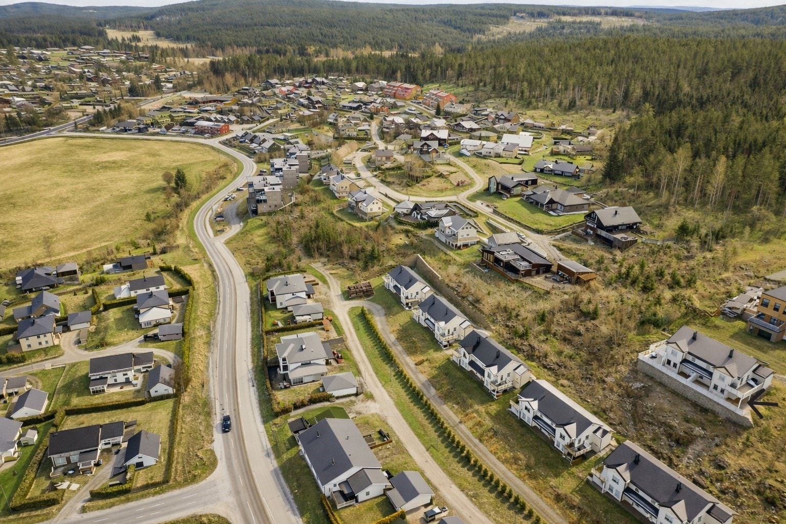 Leiligheten ligger i byggets underetasje og inngangspartiet er overbygd. Leiligheten har en omkransende terrasse. Galleribilde