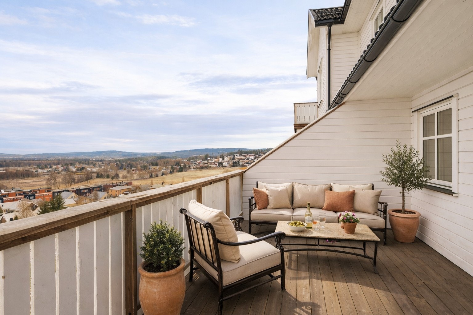 Ved inngangspartiet er det terrasse med fin utsikt over nærområdet og det er god plass til flere sittegrupper. Det er videre utgang fra stuen til delvis overbygget terrasse og utebod. Galleribilde