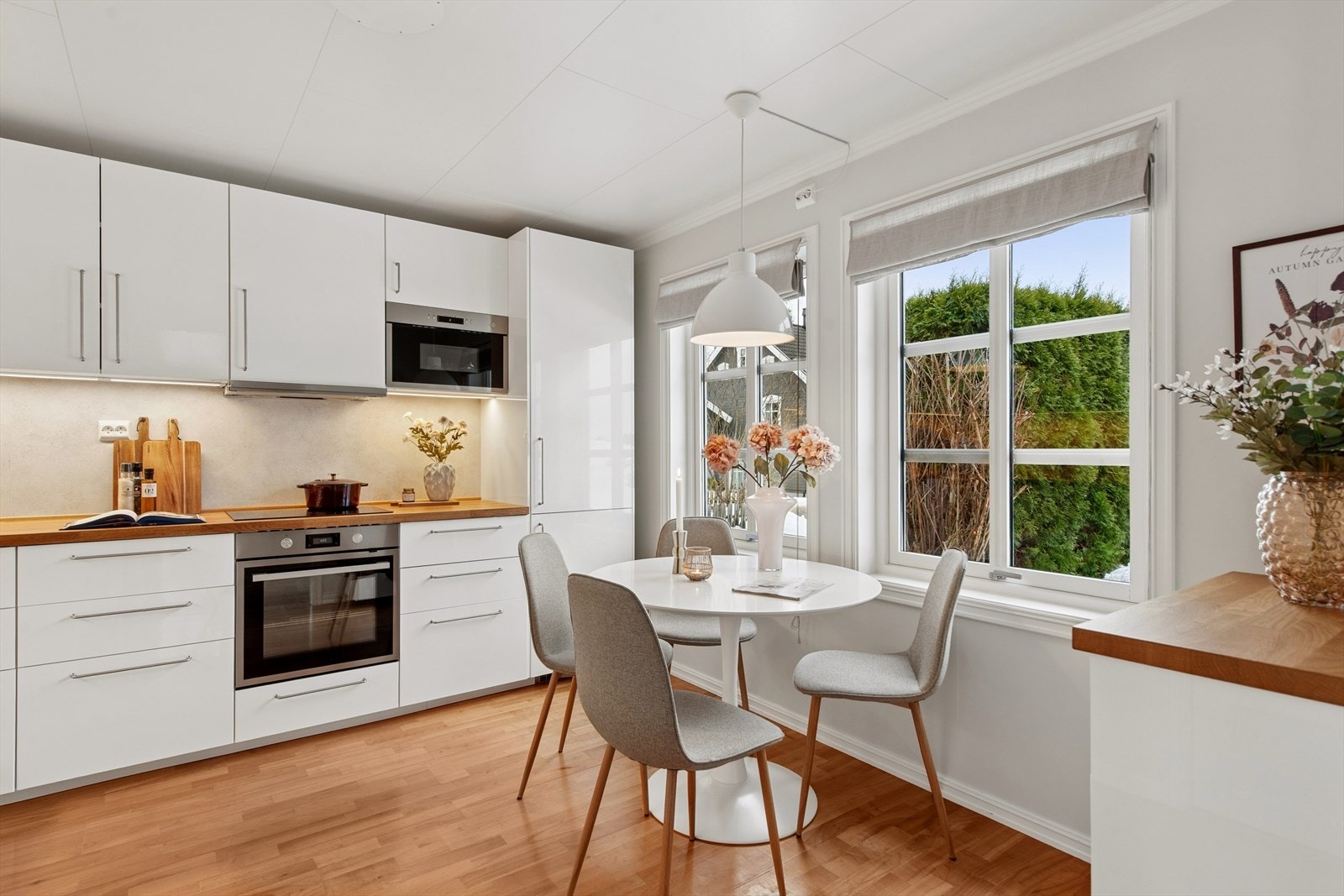 IKEA innredning montert i 2020 har glatte fronter og en solid heltre benkeplate med en rustfri oppvaskkum med ett-greps blandebatteri. Galleribilde
