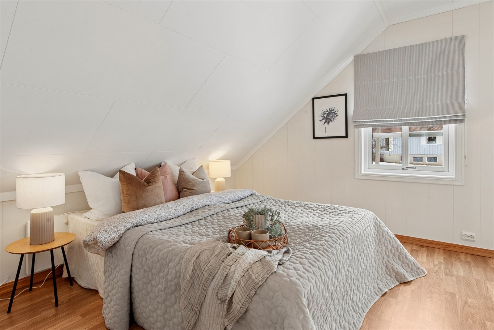 Hovedsoverommet har god plass til dobbeltseng og tilhørende møblement. Galleribilde