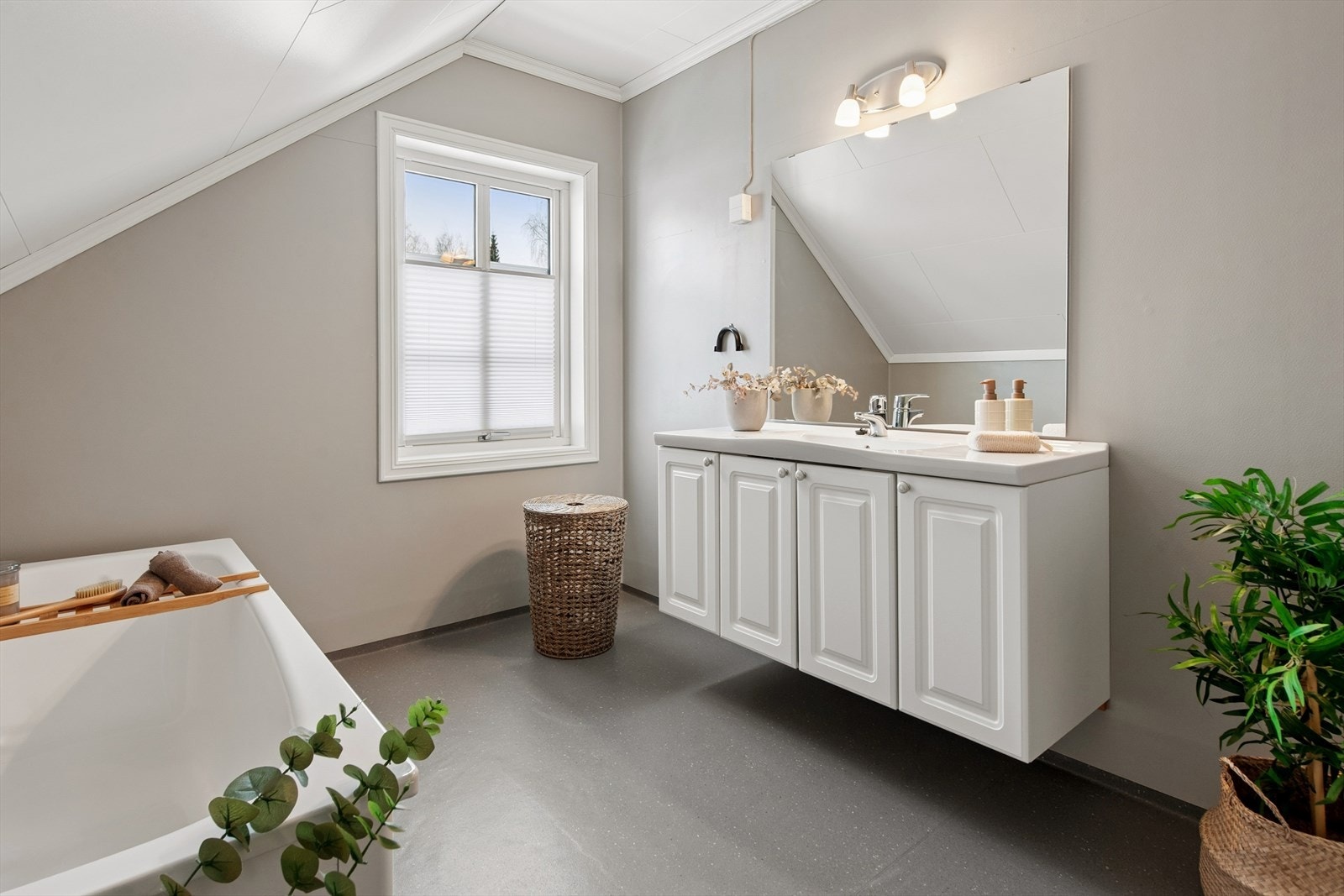 Innredningen består av gulvstående toalett (nytt i 2018), badekar (nytt i 2018), baderomsinnredning med servant og ett-greps blandebatteri. Det er også opplegg for vaskemaskin. Galleribilde