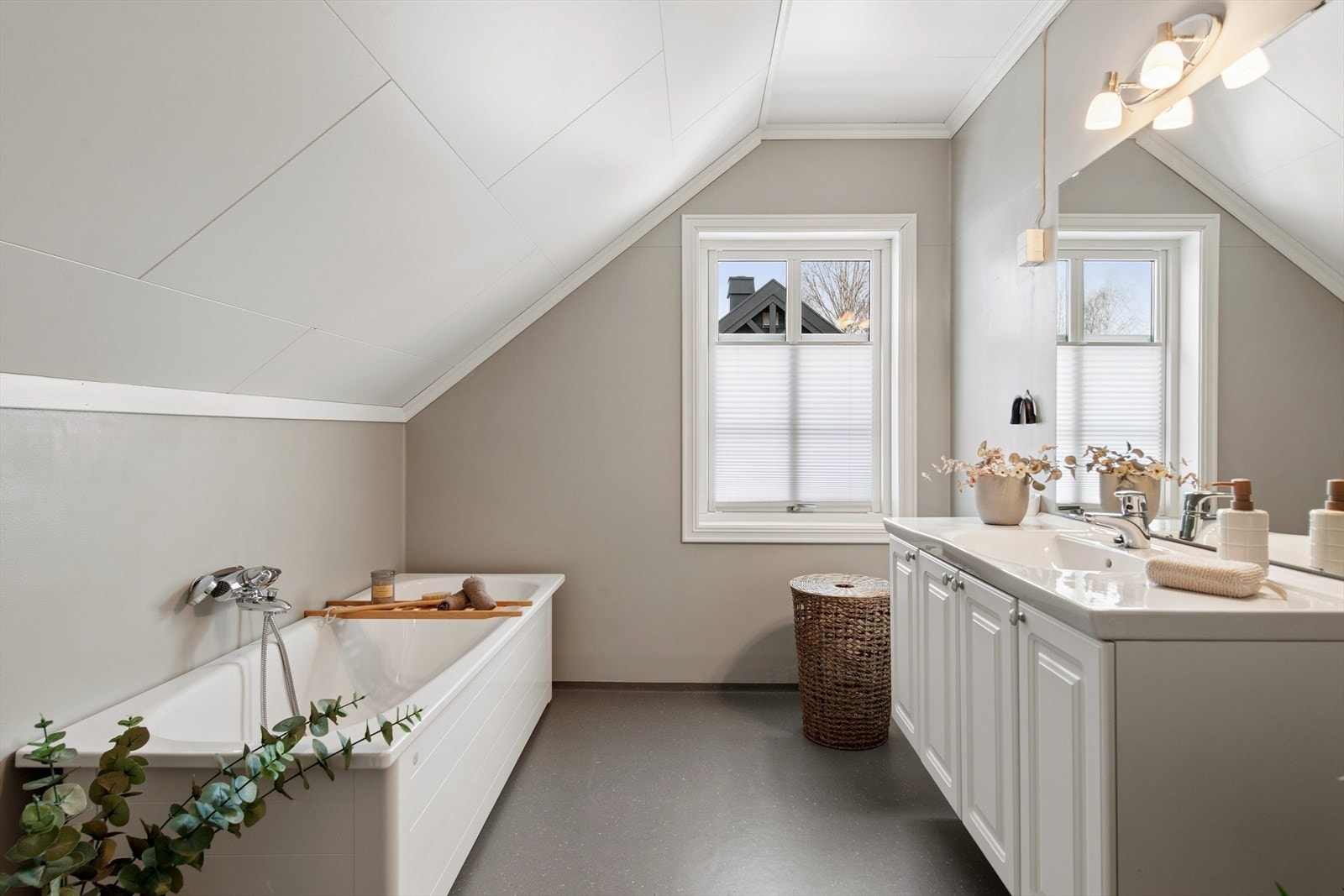 Baderommet har våtromstapet/belegg på vegger, våtromsbelegg på gulv med oppbrett mot vegg og malte takessplater i himling. Galleribilde
